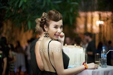Như nhiều ngôi sao nữ xinh đẹp, Angela Phương Trinh chọn cho mình những kiểu tóc tết cầu kỳ cho mùa hè này. (Ảnh: kenh14).